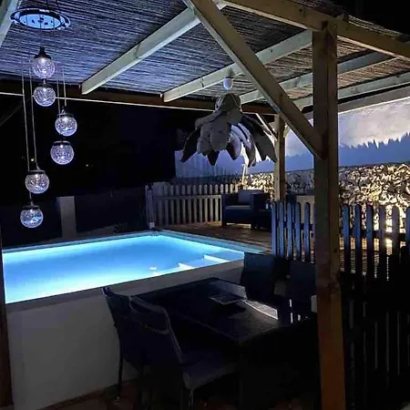 In Beautiful Chalet, Faz